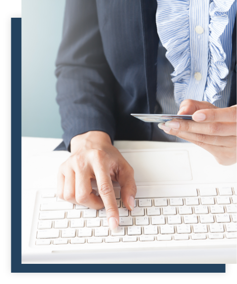 Especialista realizando gestión administrativa